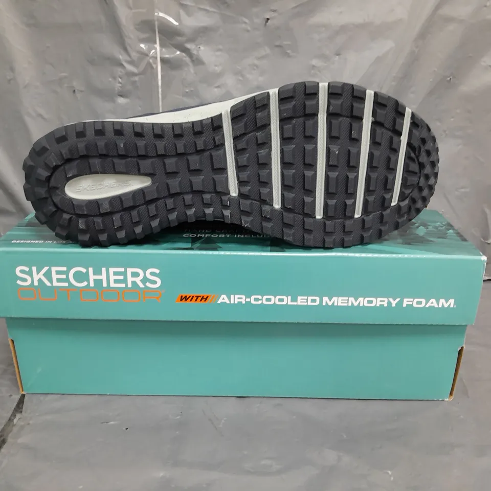 BOXED PAIR OF SKECHERS OUTDOOR MEMORY FOAM TRAINERS IN NAVY SIZE 6
