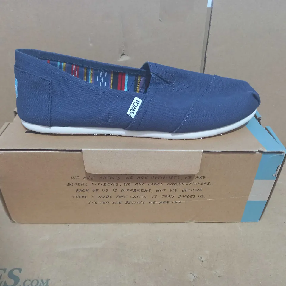 BOXED PAIR OF TOMS THE VENICE COLLECTION CANVAS SHOES IN NAVY UK SIZE 8