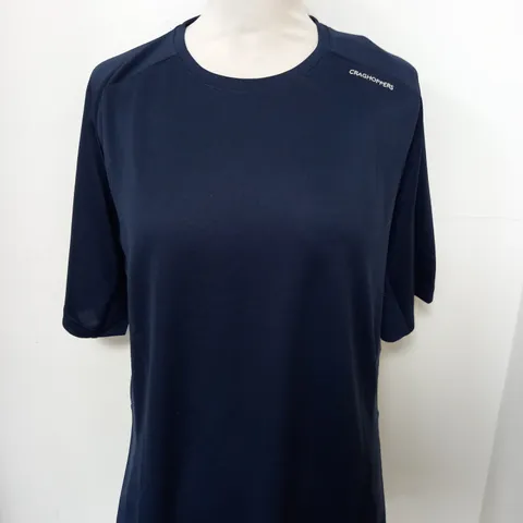 APPROXIMATELY 20 ASSORTED CLOTHING ITEMS TO INCLUDE CRAGHOPPERS T-SHIRT SIZE M AND ESSENTIALS HOODIE SIZE M