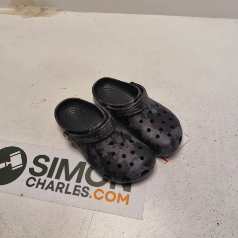 CROCS CLASSIC SIGNAL CAMO CLOG – UNISEX UK 6 (MEN) / UK 7 (WOMEN)