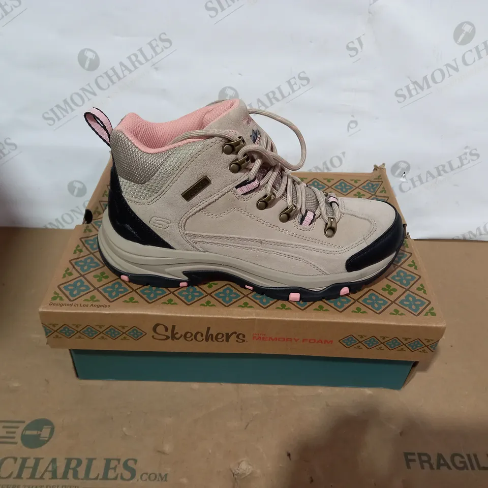 BOXED PAIR OF SKECHERS BEIGE BOOTS - SIZE 5