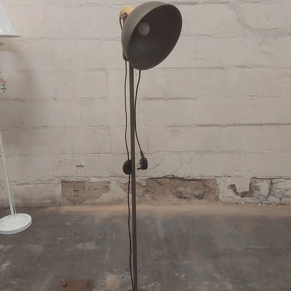 DESIGNER METAL FLOOR LAMP