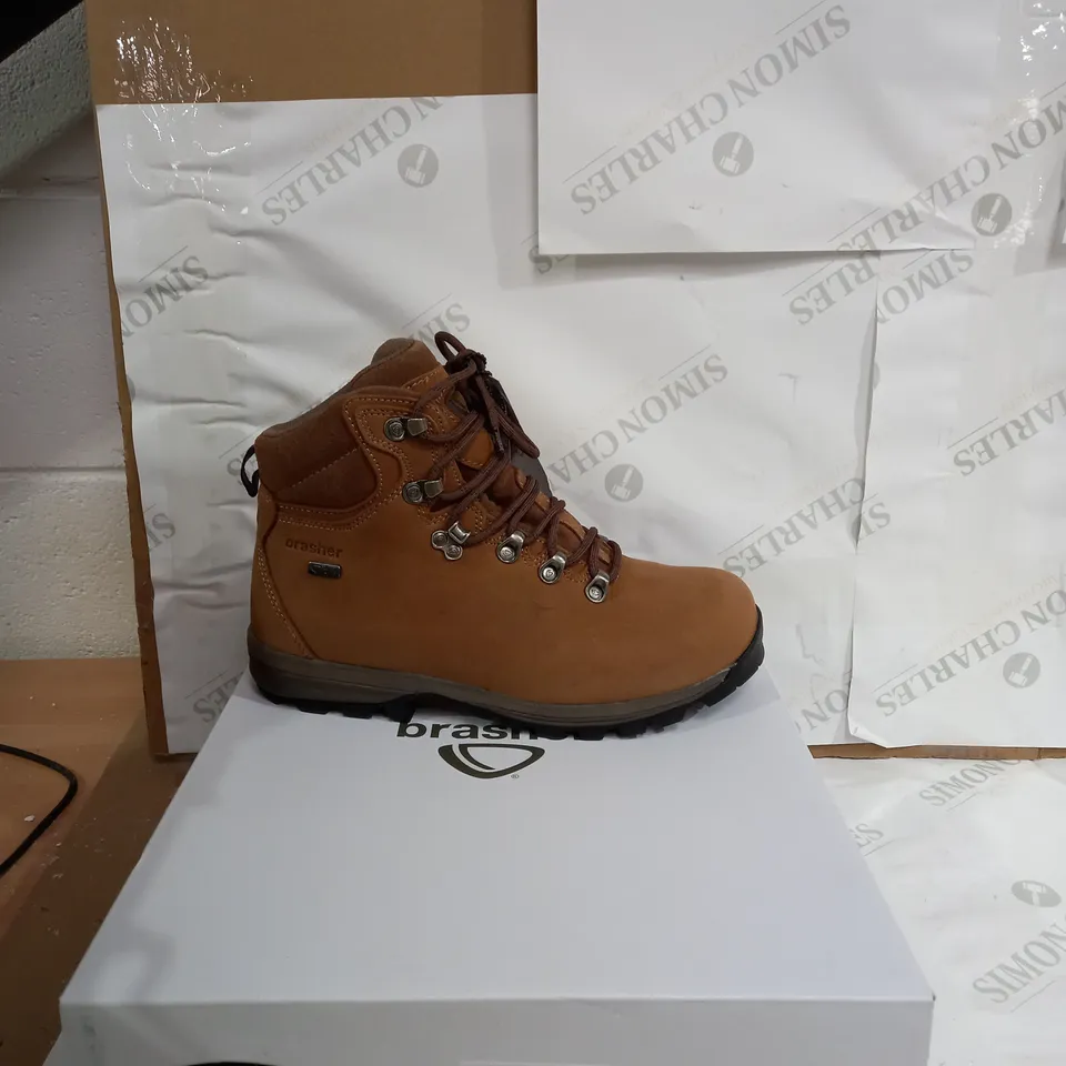 PAIR OF BRASHER BRS COUNTRY WALK IN BROWN - UK SIZE 7