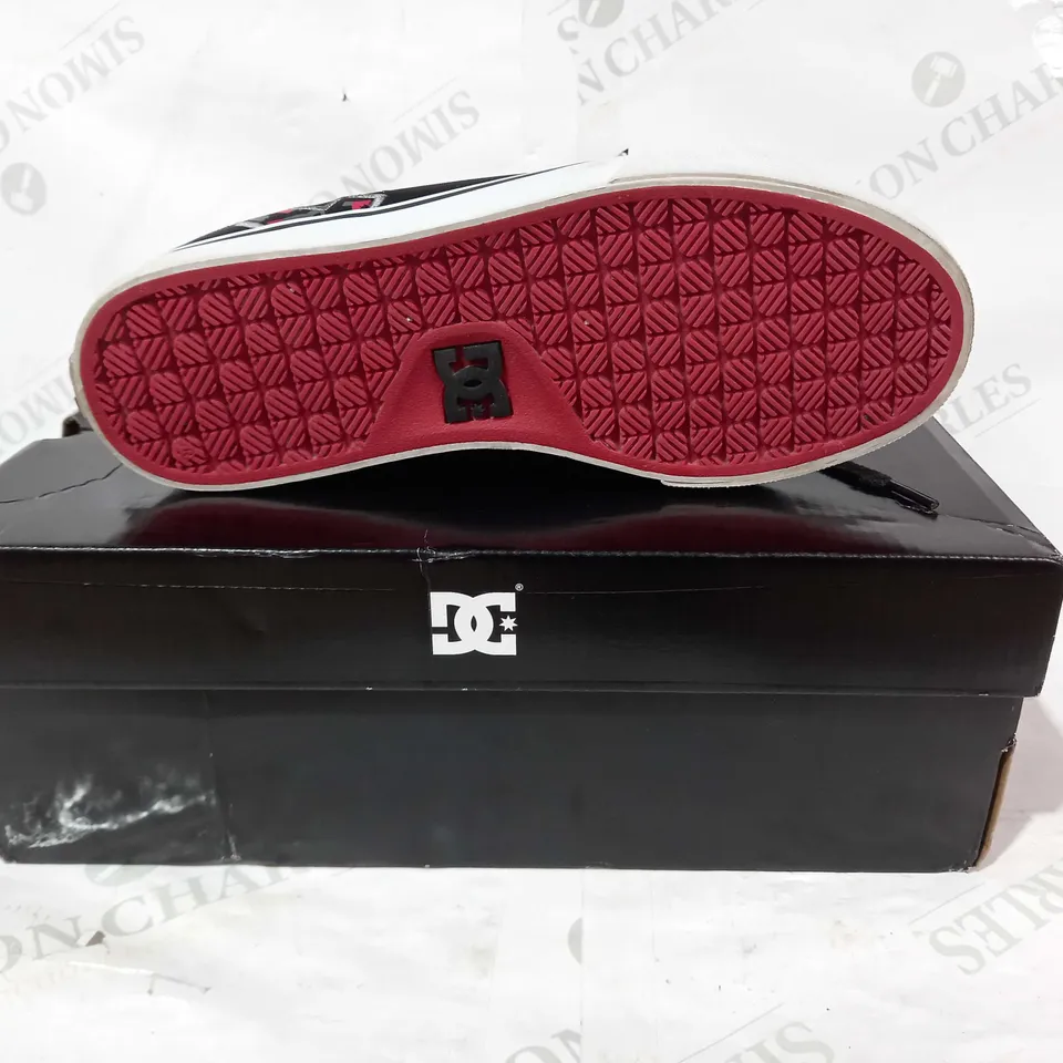BOXED PAIR OF DC TRAINERS IN BLACK UK SIZE 7.5