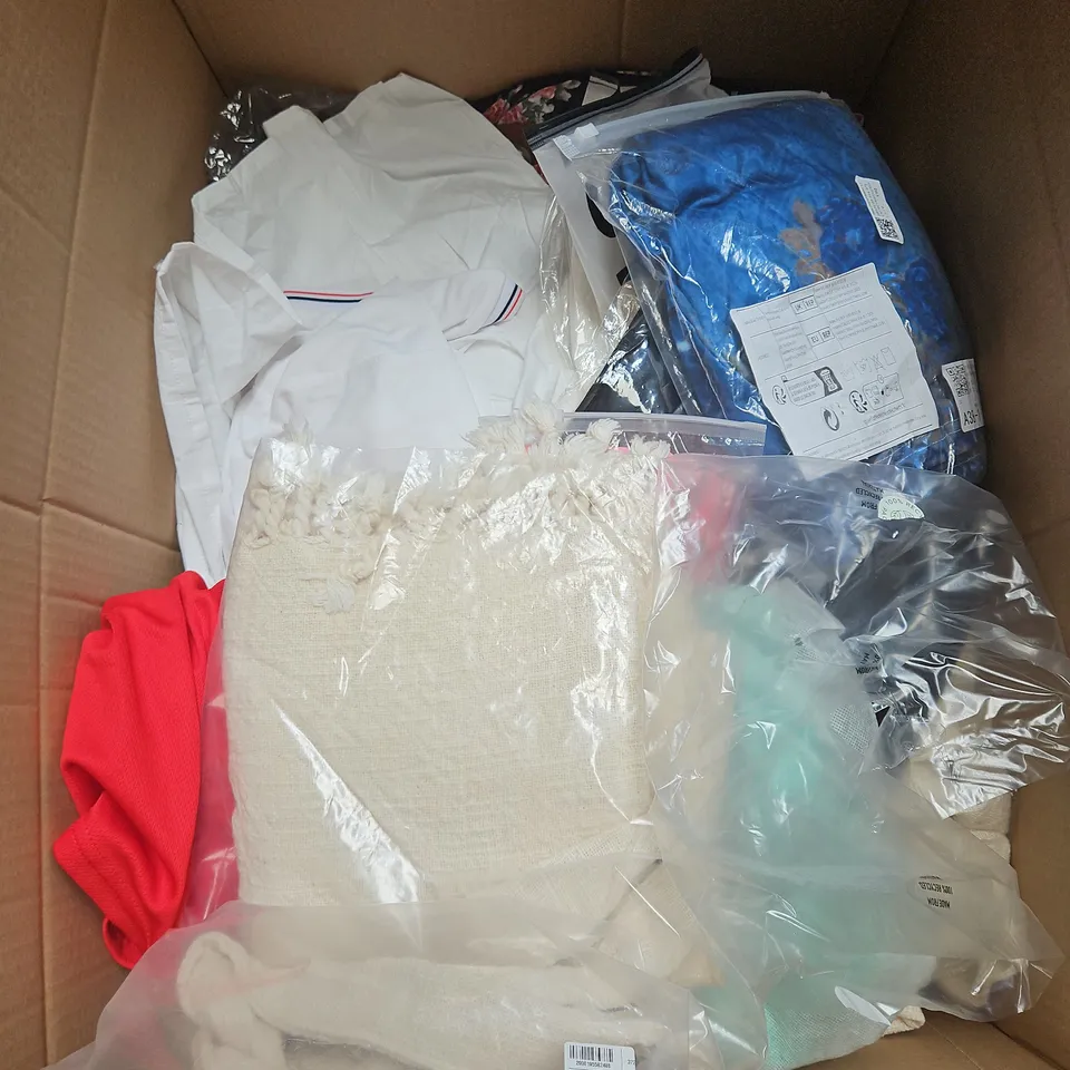 BOX OF APPROXIMATELY 20 ASSORTED CLOTHING ITEMS TO INCLUDE - TSHIRT, BOXERS, SKIRT, ETC