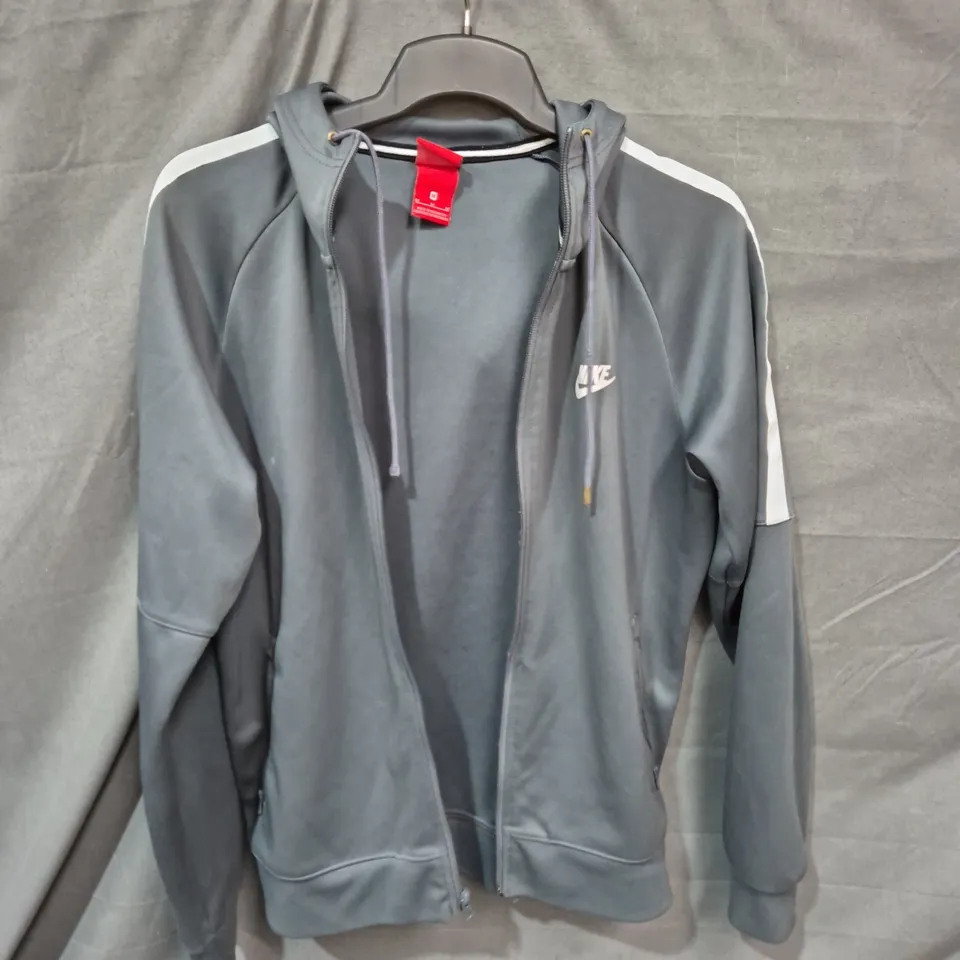 NIKE ZIP HOODIE JACKET – GREY WITH WHITE SLEEVE STRIPE (MEN'S) - SIZE M