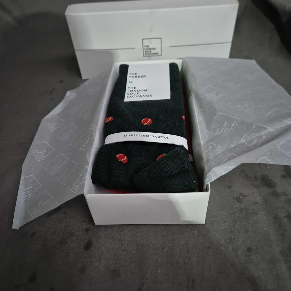 THE LONDON SOCK EXCHANGE LUXURY COMBED COTTON SOCKS – 3-PACK (RED, GREEN, NAVY) - CRICKET THEMED DESIGN - SIZE UNSPECIFIED