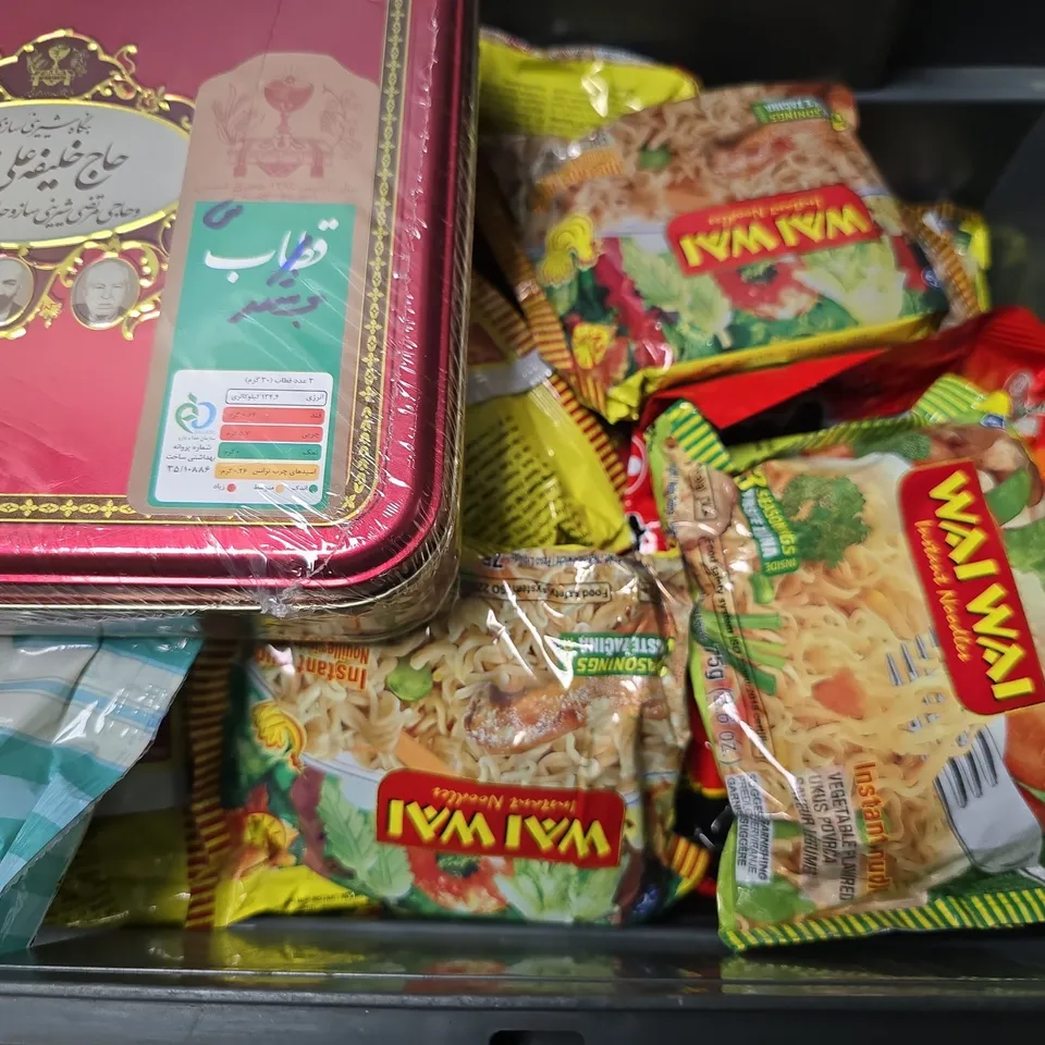 APPROXIMATELY 12 ASSORTED FOOD ITEMS TO INCLUDE - SHIN RAMYUM NOODLE , WAI WAI INSTANT NOODLES , MINT HUMBUGS ETC