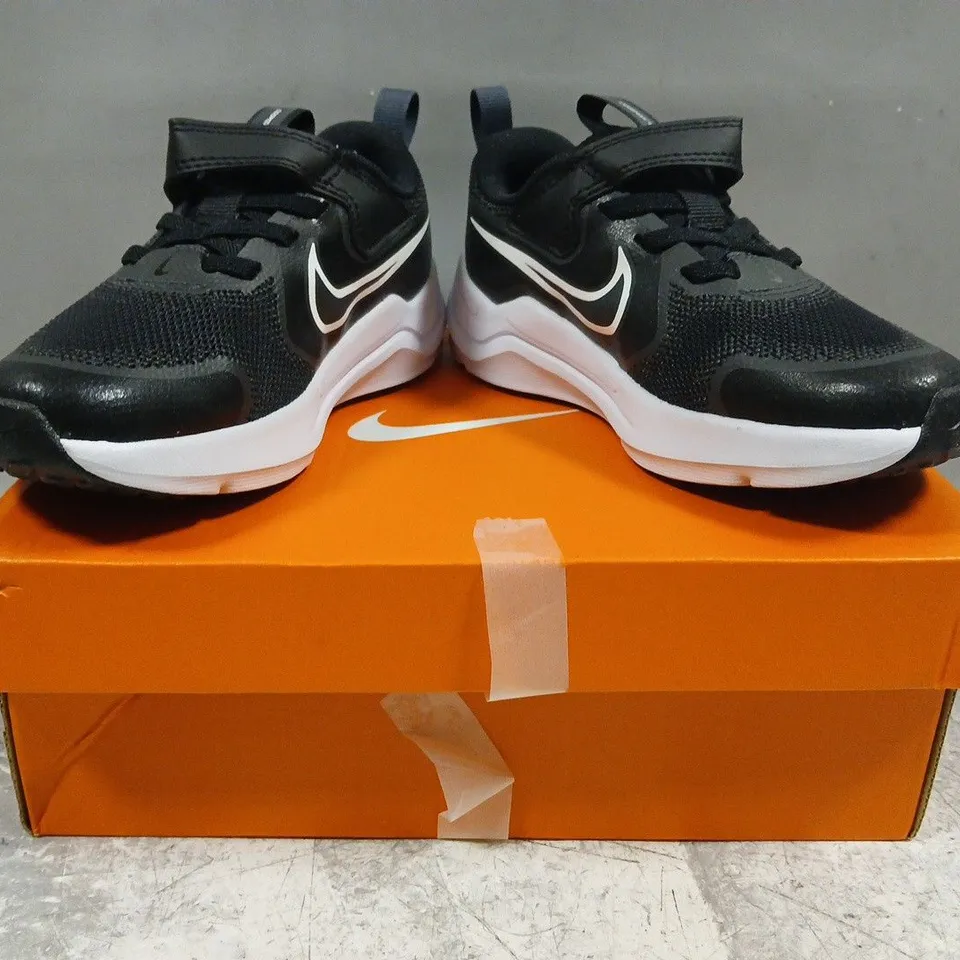 BOXED PAIR OF NIKE KID'S COSMIC RUNNER SHOES IN BLACK/WHITE SIZE UK 10.5