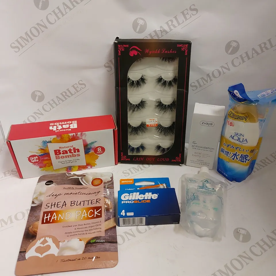 BOX OF APPROX 15 COSMETIC ITEMS TO INCLUDE GILLETTE BLADES, BATH BOMBS AND FALSE EYELASHES