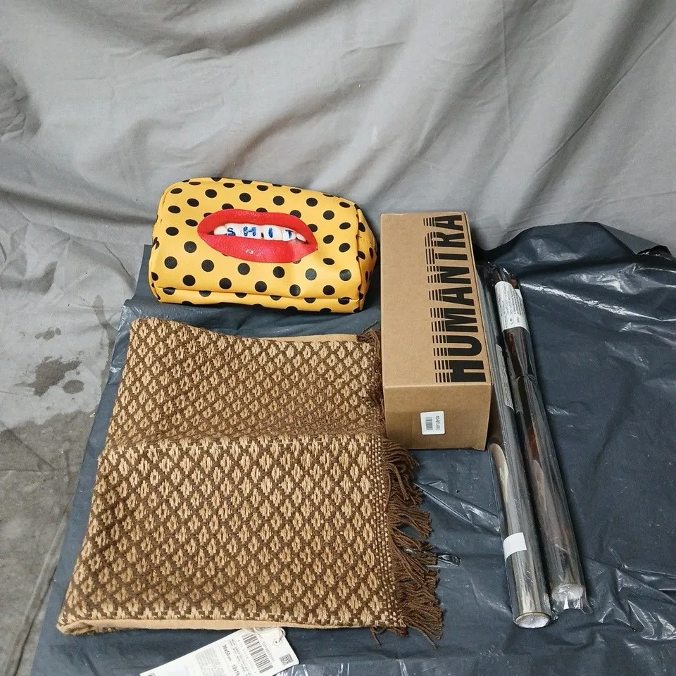 BOX OF APPROXIMATLEY 18 ASSORTED HOUSEHOLD ITEMS TO INCLUDE ZARA CUSHION COVER, COMEDY MAKE UP BAG, WRAPPING PAPER, WATER BOTTLE ETC