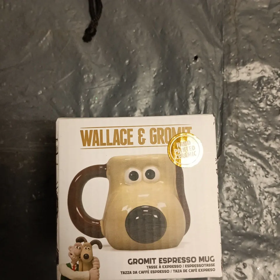 BOX OF APPROXIMATELY 20 ASSORTED HOUSEHOLD ITEMS TO INCLUDE: TENNIS BALLS AND GROMIT MUG