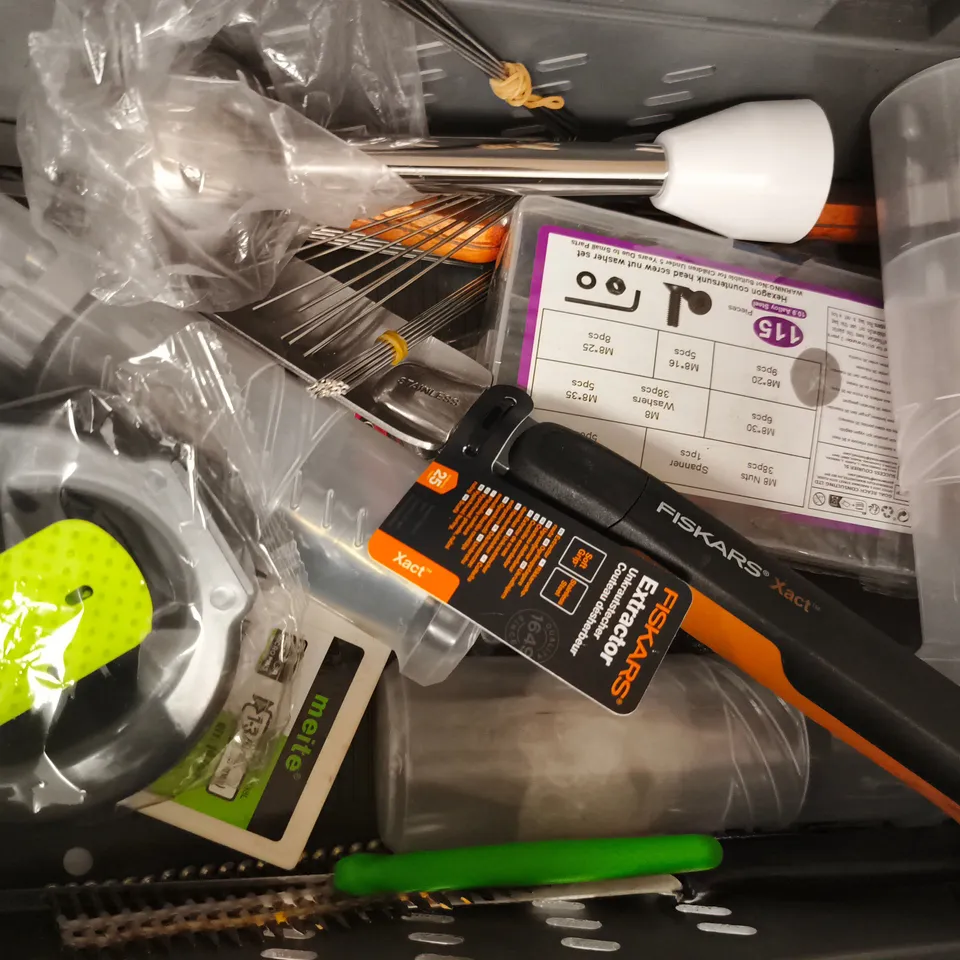 APPROXIMATELY 10 ASSORTED HOUSEHOLD ITEMS TO INCLUDE PIZZA CUTTER, ETC