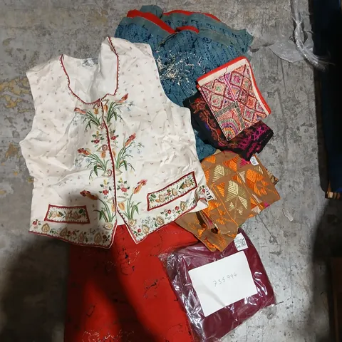 APPROXIMATELY 30 ITEMS OF ASSORTED CLOTHING AND SOFT FURNISHINGS