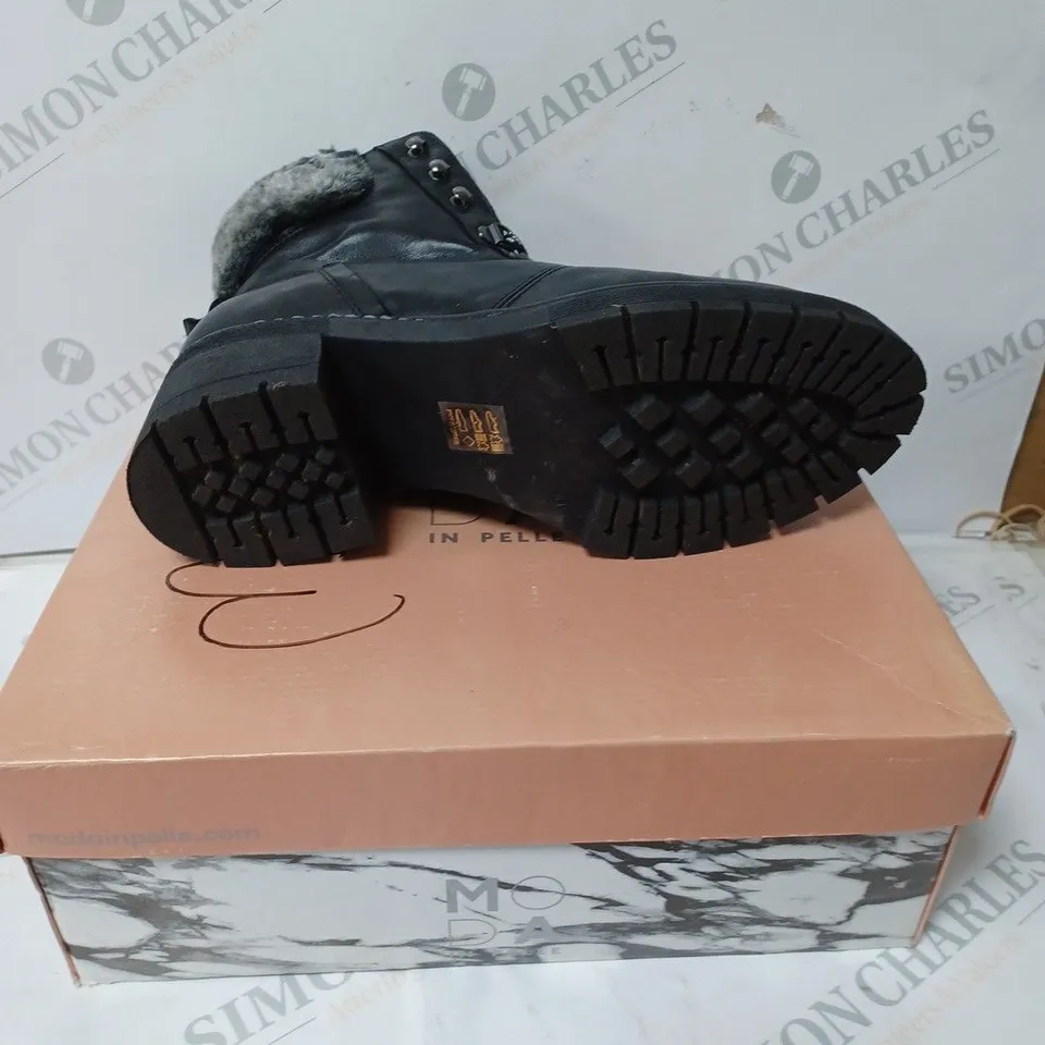 MODA CHARCOAL FAUX FUR METAL LACED HIKER SIZE 8