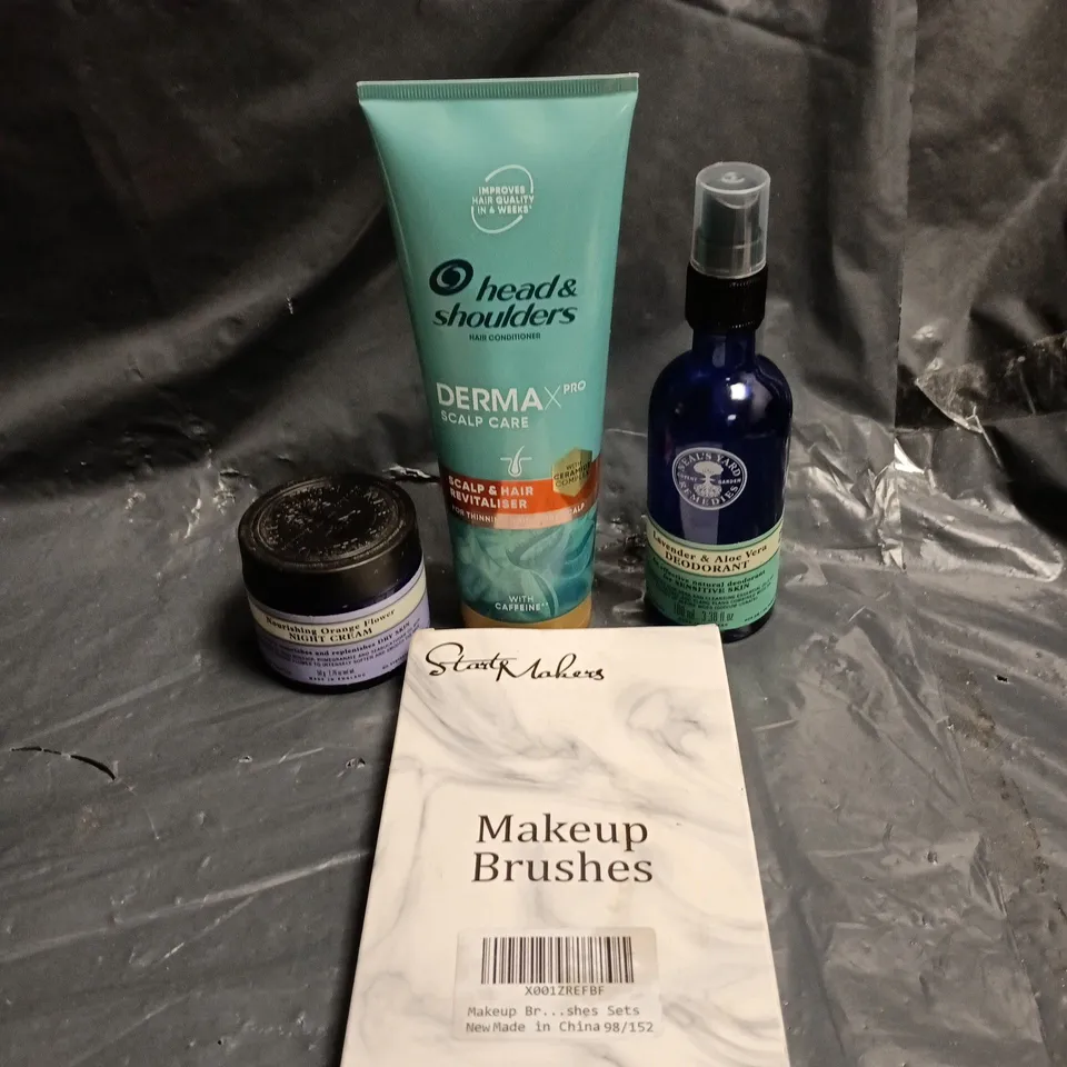 APPROXIMATELY 15 ASSORTED ITEMS OF COSMETICS INCLUDING MAKEUP BRUSHES, HEAD AND SHOULDERS SCALP CARE, NEALS YARD DEODORANT AND ORANGE FLOWER NIGHT CREAM