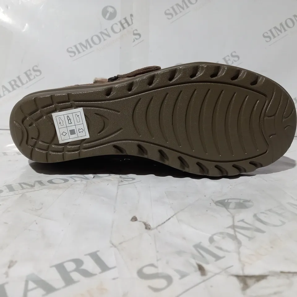 BOXED PAIR OF SKECHERS ANKLE BOOTS IN MUSHROOM UK SIZE 8