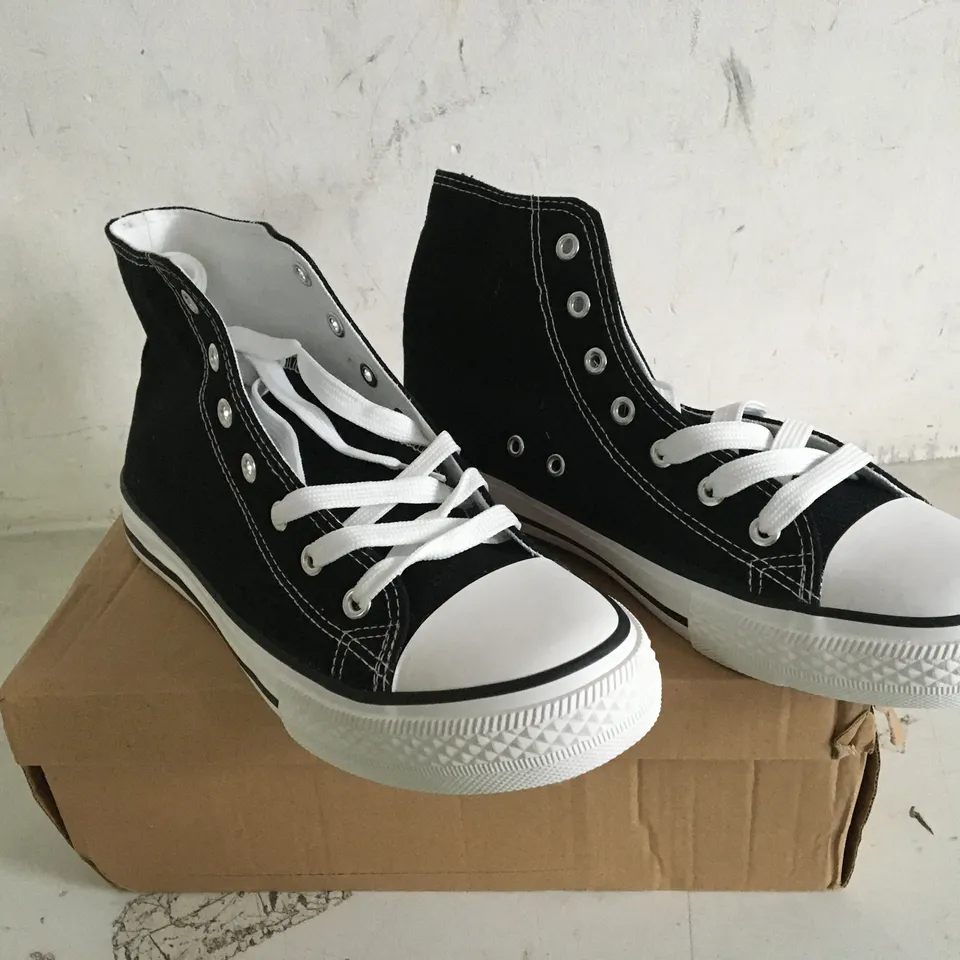 BOXED PAIR OF SIZE 39 BLACK/WHITE FOOTWEAR 