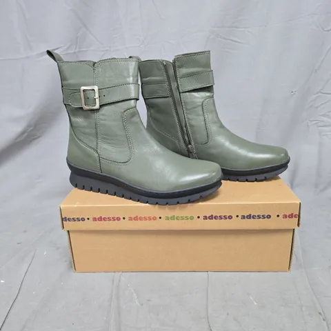 BOXED PAIR OF ADESSO ROBIN LEATHER BOOTS IN OLIVE SIZE 6