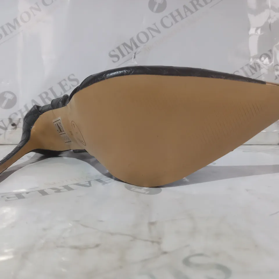BOXED PAIR OF PRETTY LITTLE THING POINTED TOE STILETTO HIGH HEELED SHOES IN BLACK/METALLIC GOLD SIZE 5