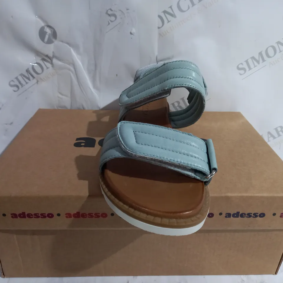 BOXED PAIR OF ADESSO LEATHER OPEN TOE FLAT SANDAL - SIZE 6