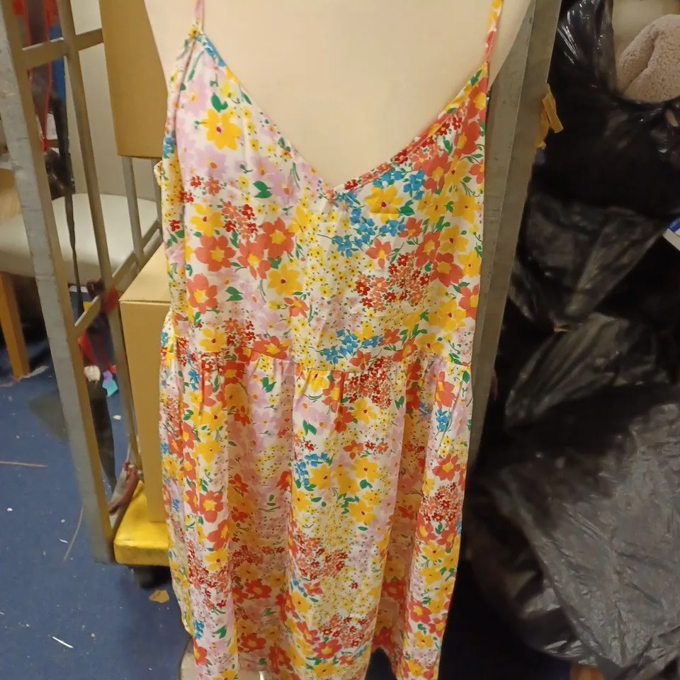 STUDIO FLORAL DRESS SIZE 18
