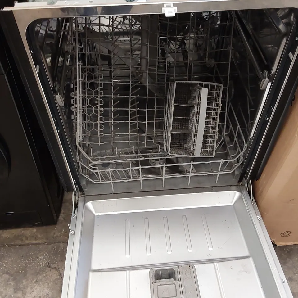 BOXED SWAN SDWB751130 INTEGRATED 12-PLACE FULLSIZE DISHWASHER