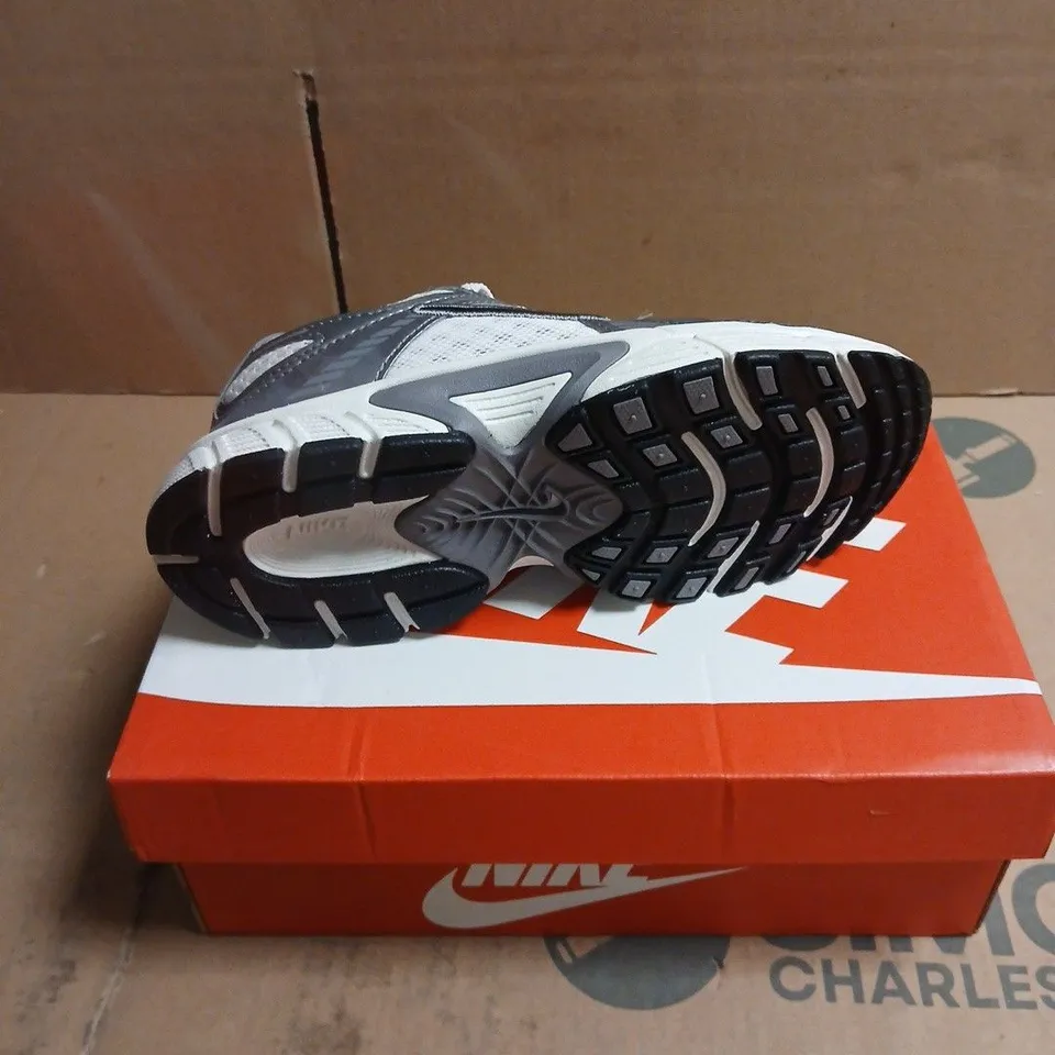 NIKE MESH WHITE/GREY KIDS TRAINERS BOXED SIZE 12.5