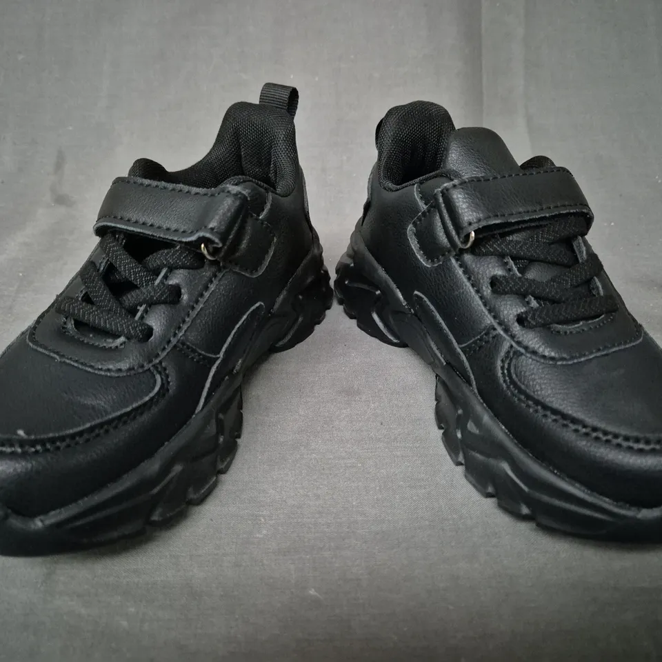 BOXED PAIR OF UNBRANDED KID'S SHOES IN BLACK EU SIZE 29