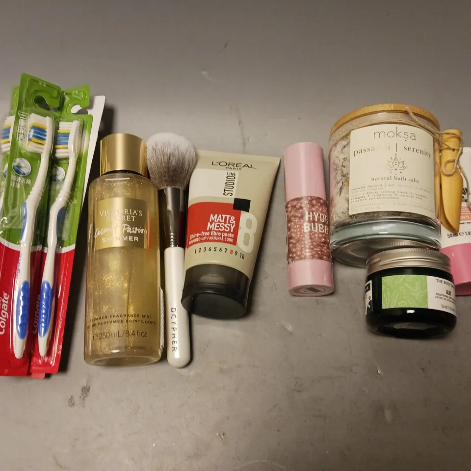 BOX OF APPROXIMATELY 15 COSMETIC ITEMS TO INCLUDE SQUATCH CYPRESS COAST, CROP SOOTHER, AND GINGER SHAMPOO BAR ETC. 