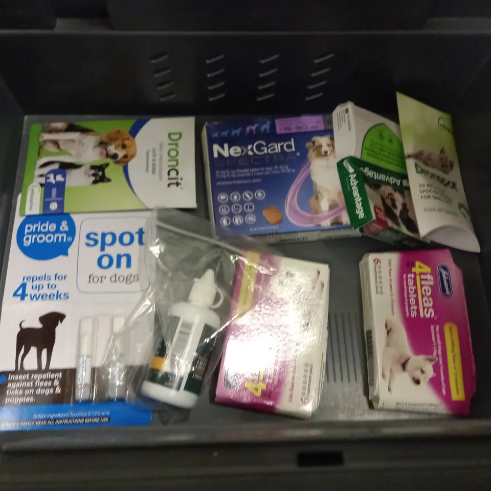LOT OF ASSORTED PET CARE ITEMS TO INCLUDE PETLABCO PROBIOTIC, YUMOVE JOIN CARE AND VARIOUS DE FLEA SOLUTIONS