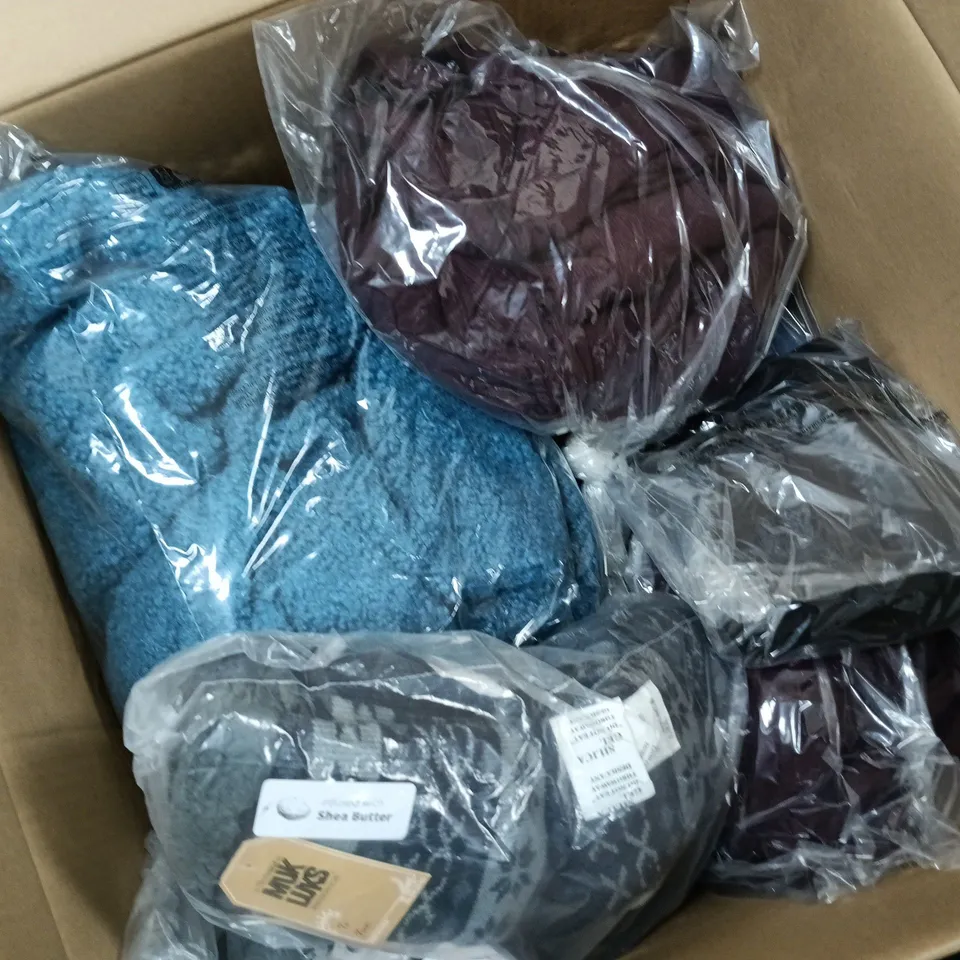 APPROXIMATELY 25 ASSORTED CLOTHING ITEMS IN VARIOUS SIZES, STYLES & COLOURS TO INCLUDE BRANDS SUCH AS IZABEL LONDON, MUK LUKS, RUTH LANGSFORD, ETC - COLLECTION ONLY