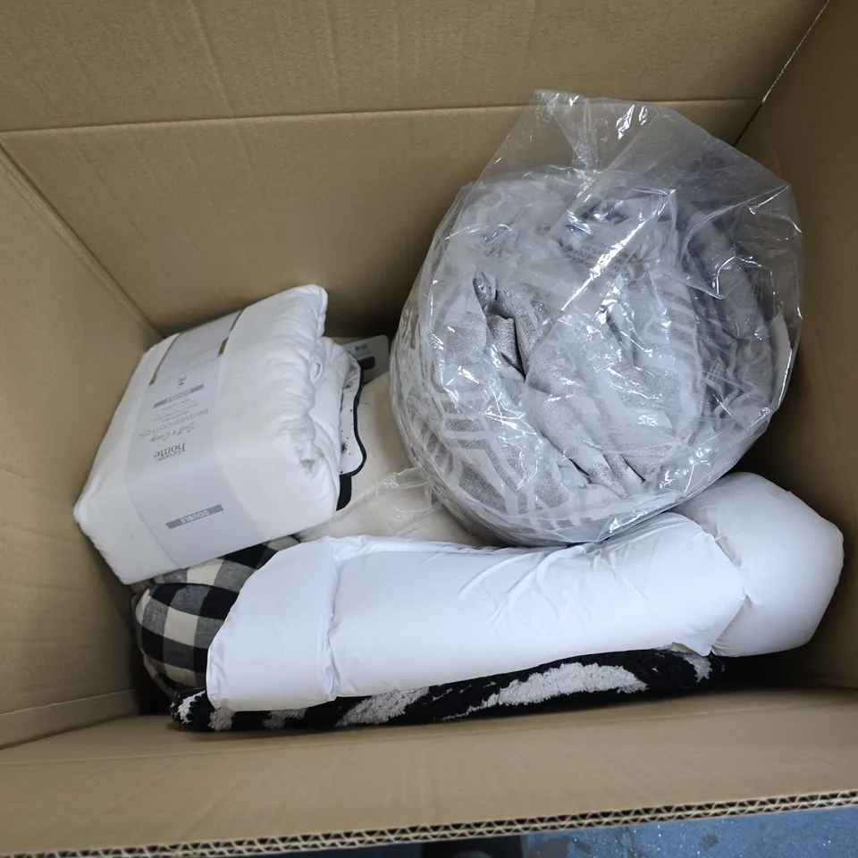 APPROXIMATELY 10 HOUSEHOLD ITEMS TO INCLUDE BABY SLEEPING BAGS, BATH SHEET AND DUVET SETS