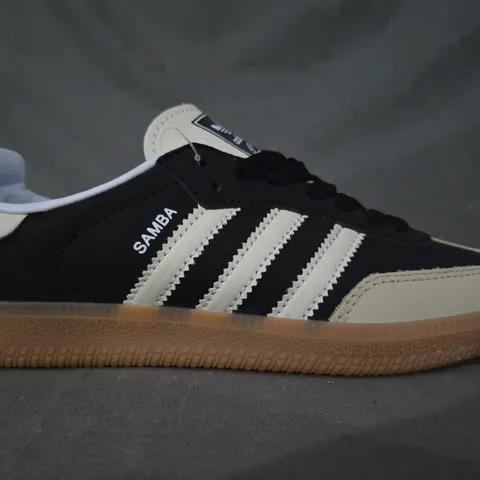 PAIR OF ADIDAS SAMBA SHOES IN BLACK/WHITE UK SIZE 5