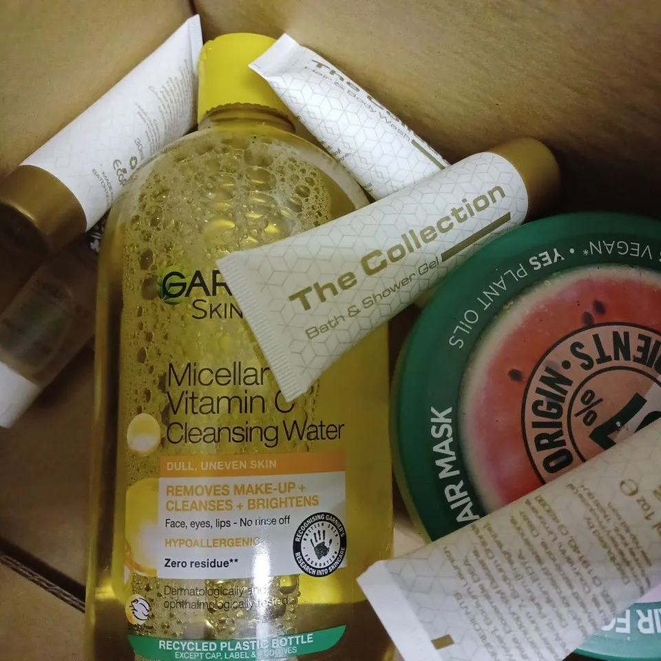 APPROXIMATELY 10 ASSORTED HEALTH AND BEAUTY PRODUCTS TO INCLUDE CLINIQUE CLEANSING BALM, THE WHITE COMPANY HOME SPRAY, DR DENNIS GROSS HYALURONIC MARINE MELTAWAY CLEANSER