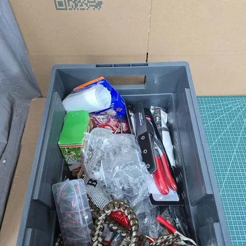 TOTE OF APPROXIMATELY 16 ASSORTED ITEMS TO INCLUDE: FOOTPRINT KNIFE 