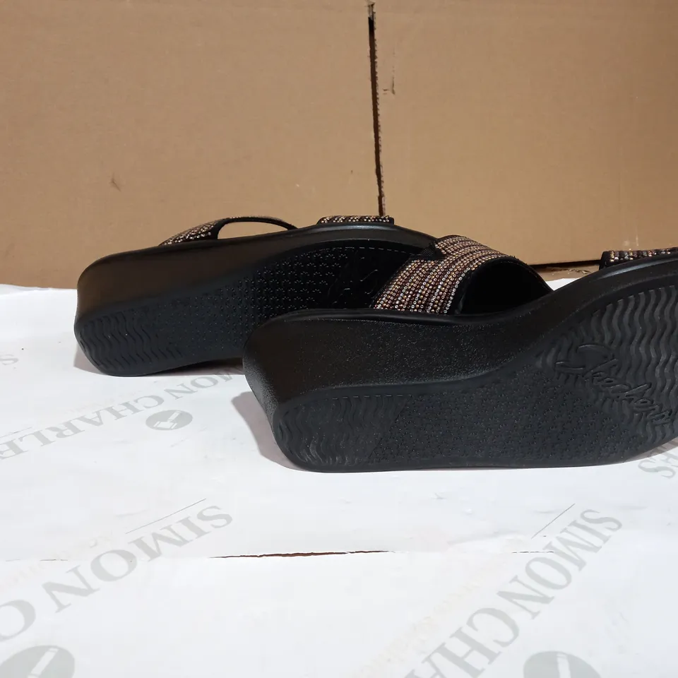 BOXED PAIR OF SKECHERS RUMBLE ON BLING GAL RHINESTONE SLIDE WEDGE SANDAL BLACK/GOLD - SIZE 7