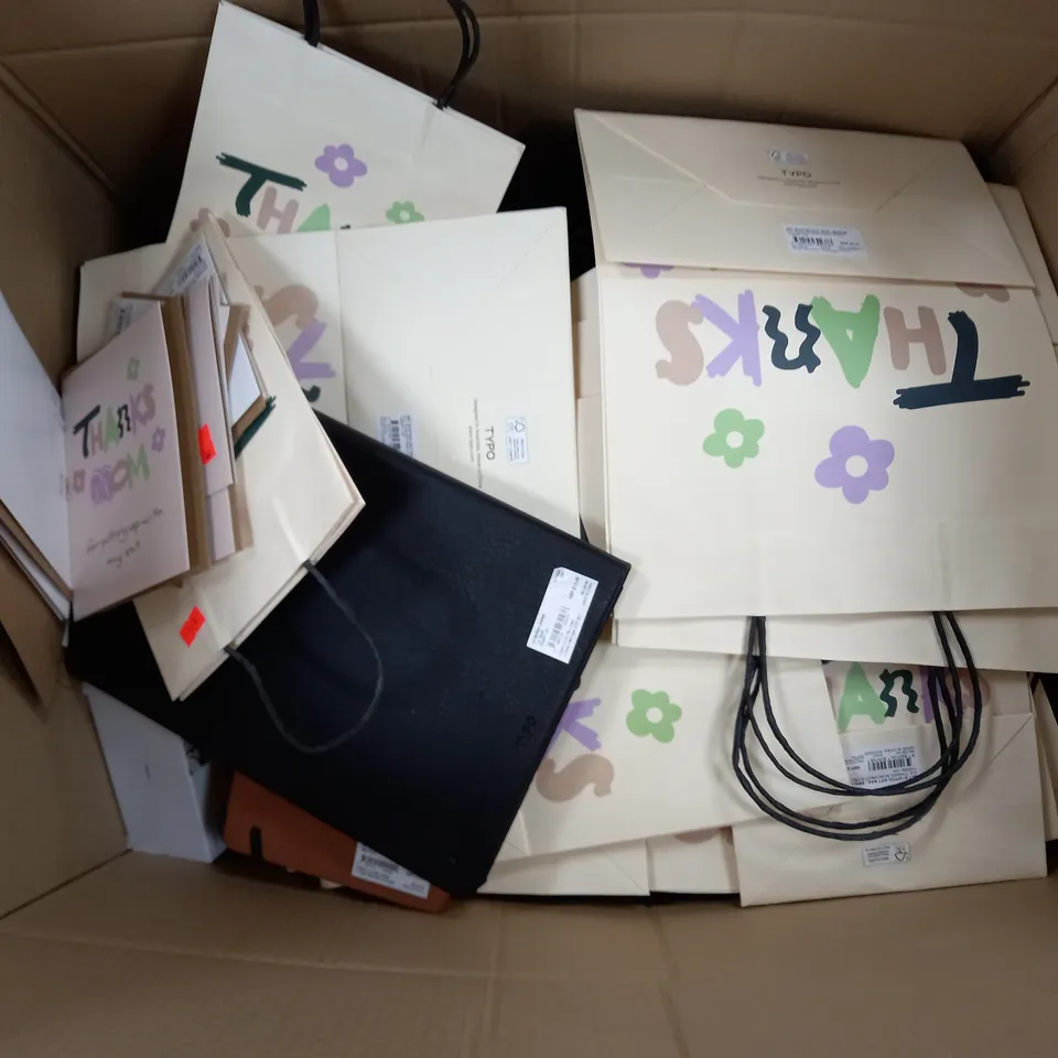 LARGE QUANTITY OF ASSORTED ITEMS TO INCLUDE THANKS MOM TOTE BAGS, NECK PILLOW, A4 PAD, ETC