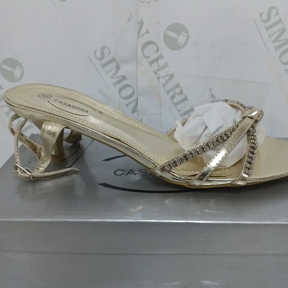 BOX OF APPROXIMATELY 15 ASSORTED SHOES TO INCLUDE SILVER HEELS, LOW GOLD HEELS, LOW CRÈME SHOES ETC