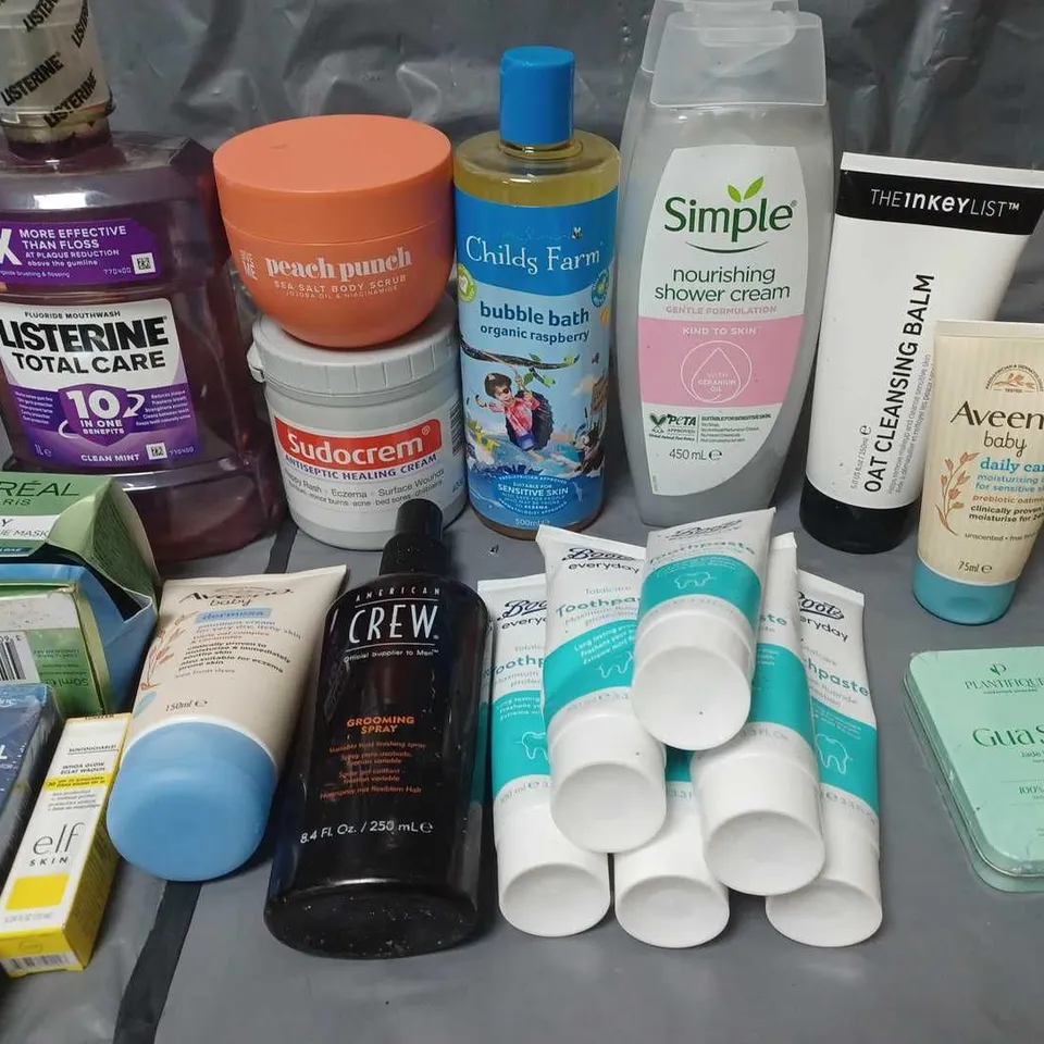 LOT OF APPROXIMATELY 20 ASSORTED HEALTH AND BEAUTY ITEMS TO INCLUDE SUDOCREM, LISTERINE MOUTHWASH AND BOOTS TOOTHPASTE