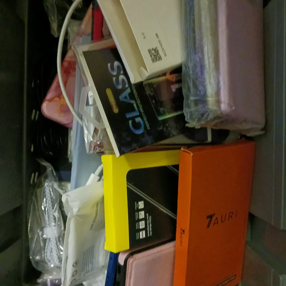 APPROXIMATELY 30 ASSORTED SMARTPHONE ACCESSORIES TO INCLUDE PROTECTIVE CASES, CHARGING CABLES, SCREEN PROTECTORS ETC