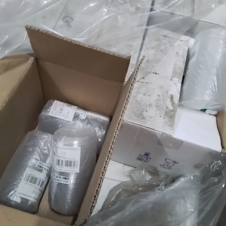 PALLET CONTAINING LARGE QUANTITY OF PLASTIC LID CONTAINERS 