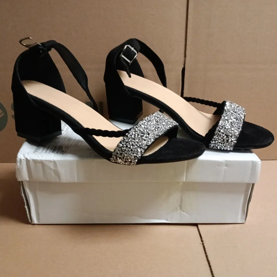 BOXED PAIR OF UNBRANDED OPEN TOE BLOCK HEEL SANDALS IN BLACK SIZE EU 38