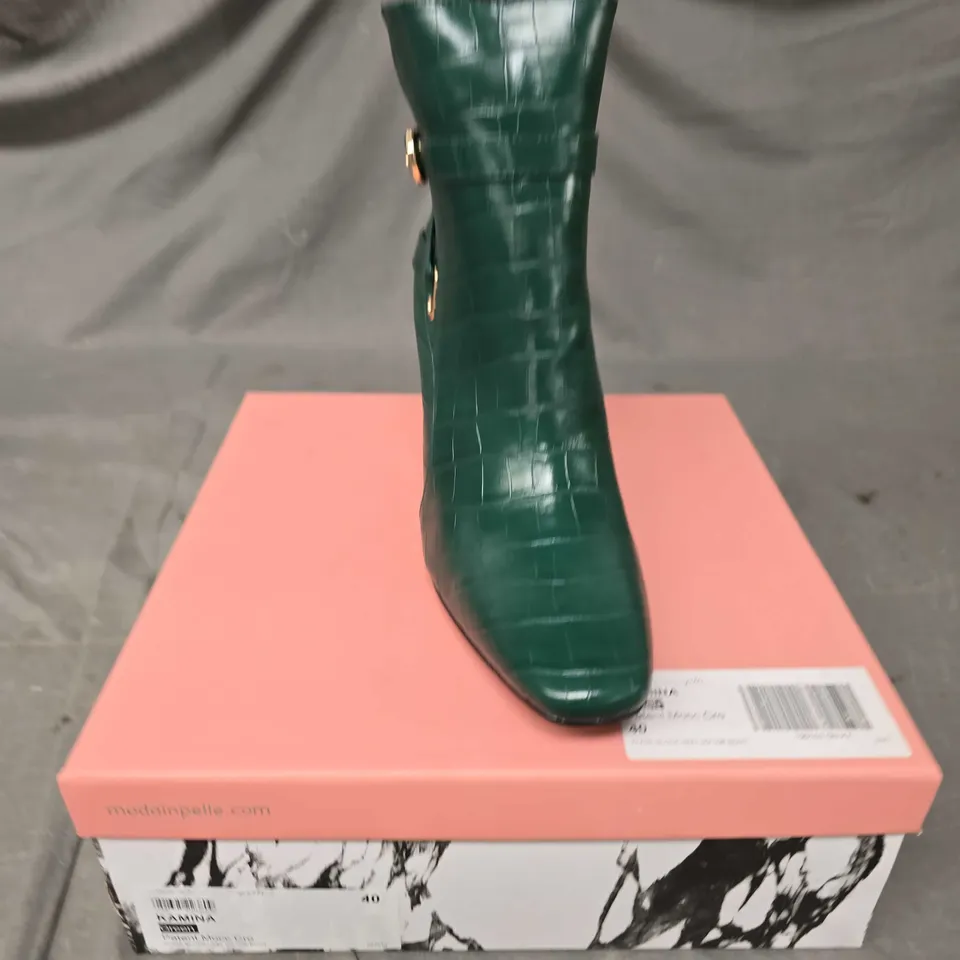 BOXED PAIR OF MODA IN PELLE KAMINA BLOCK HEEL TOE BOOTS IN GREEN - 7