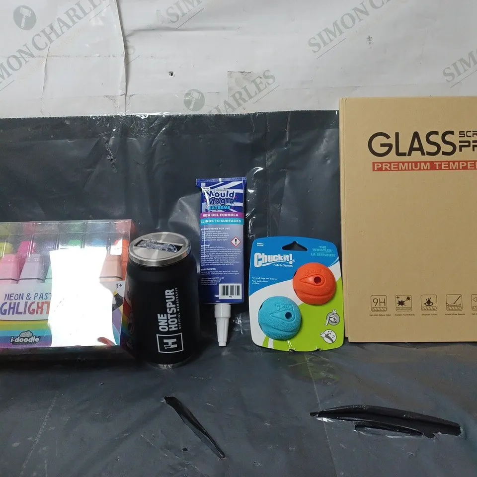 BOX OF APPROXIMATELY 15 ASSORTED ITEMS TO INCLUDE - CHUCKIT FETCH GAMES , MOULD MAGIC SURFACES , I-DOODLE HIGHLIGHTERS ETC