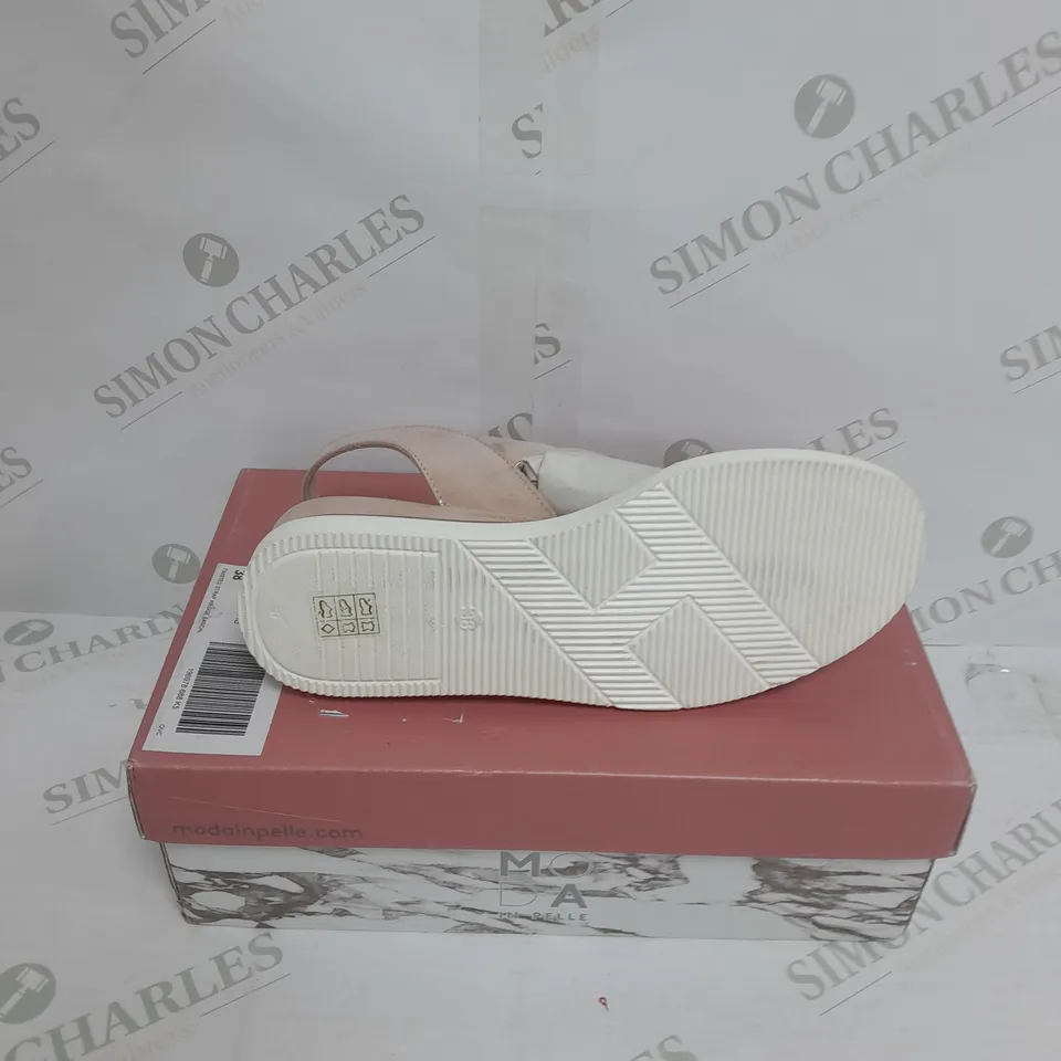 BOXED PAIR OF MODA IN PELLE OLANNA SANDALS IN ROSE GOLD METALLIC SIZE 5 