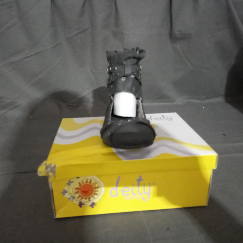 APPROXIMATELY 8 BOXED PAIR OF DEITY JUNIOR KIDS SHOES IN VARIOUS SIZES TO INCLUDE SIZE 36EU