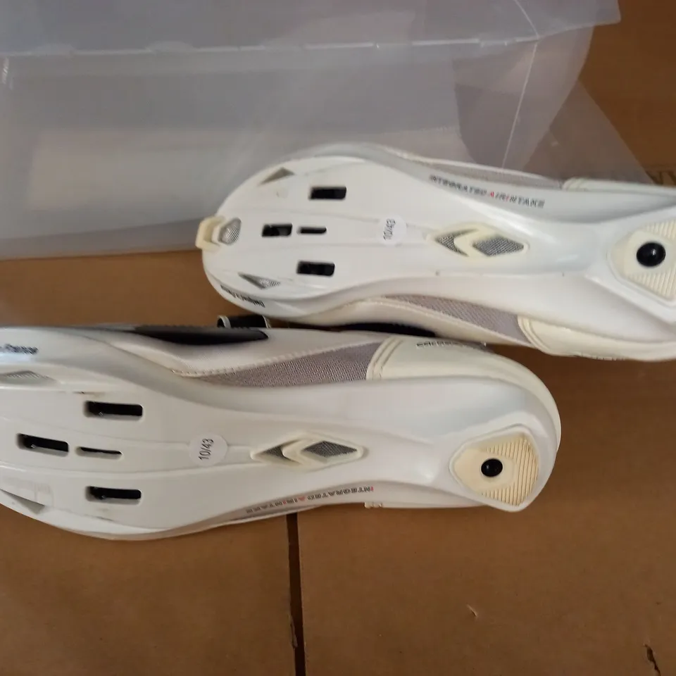 PAIR OF CARNAC EOS CYCLING SHOES IN WHITE SILVER BLACK - FR 43 US 10