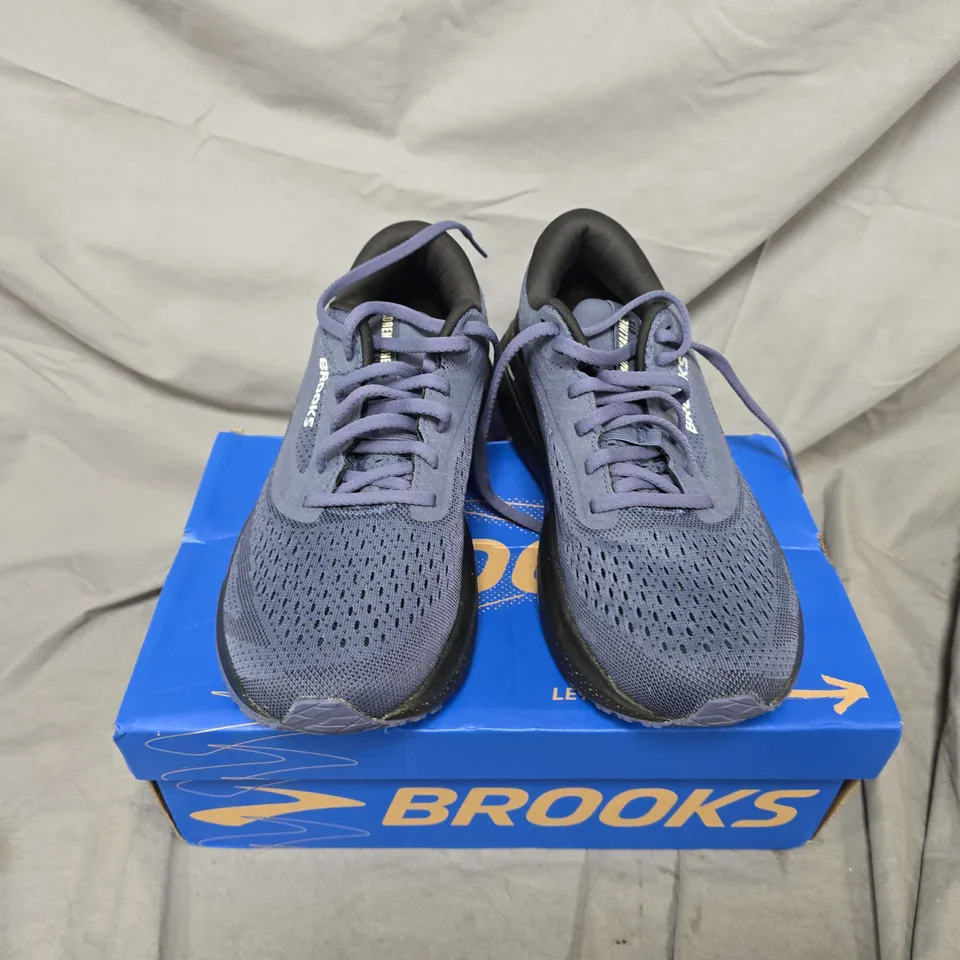 BOXED PAIR OF BROOKS ADREN GTX 23 TRAINERS IN NAVY - UK 7