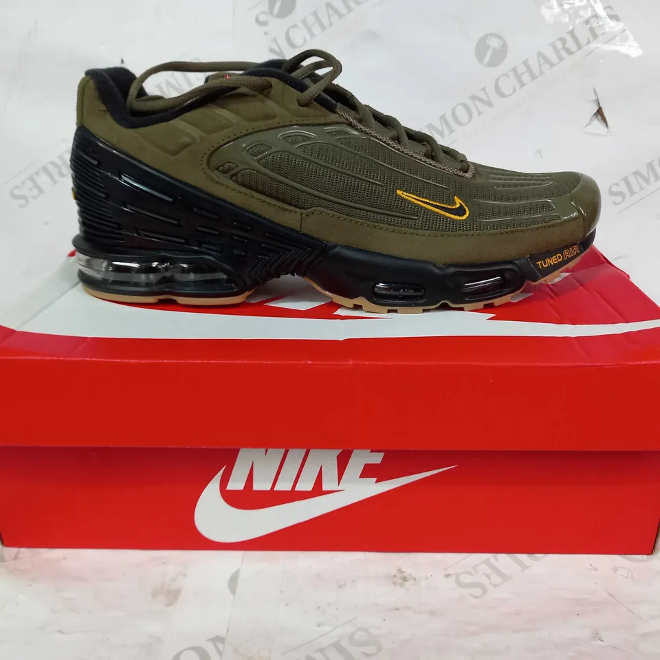 BOXED PAIR OF NIKE AIR MAX PLUS III SHOES IN OLIVE/BLACK UK SIZE 9